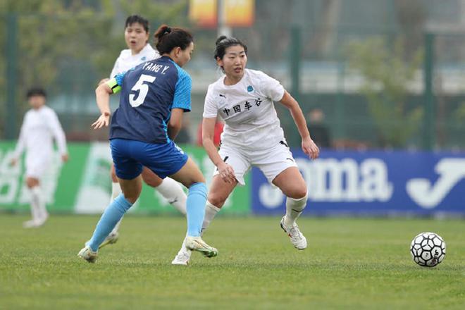 江苏省女足比赛火爆进行，球员们全力以赴的简单介绍