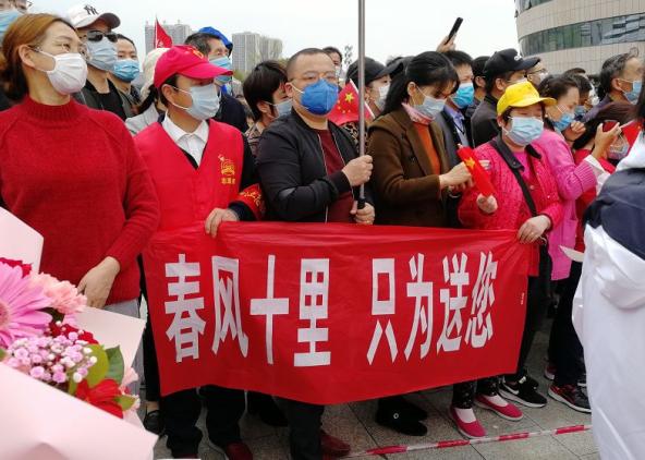 足球传奇退役赛被举办，千人空巷送别